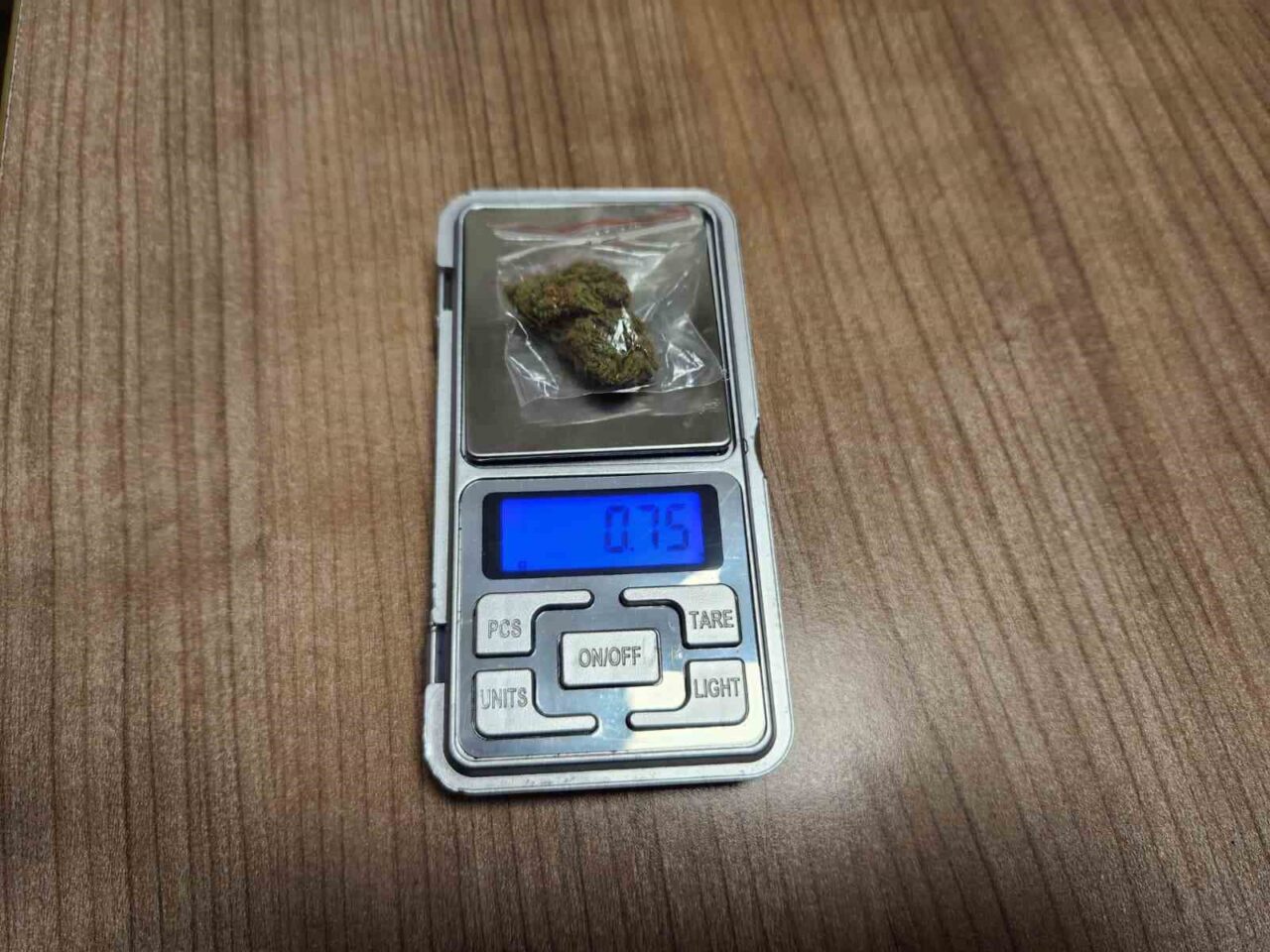 Esenyurt’ta polis ekipleri, otomobilde uyuşturucu ticareti yapan şüphelileri dronla tespit