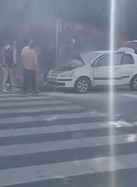 İstanbul’un Esenyurt ilçesinde çocuğunu okuldan alamaya gelen bir kişinin aracı