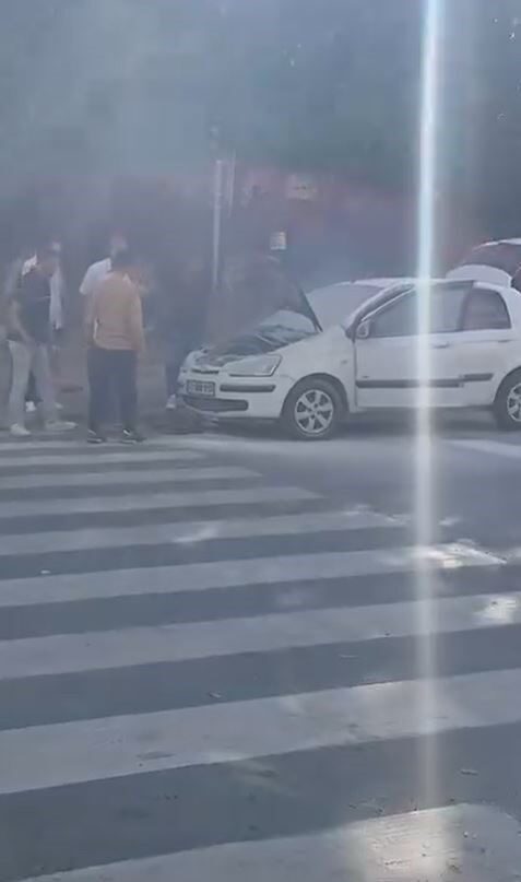 İstanbul’un Esenyurt ilçesinde çocuğunu okuldan alamaya gelen bir kişinin aracı