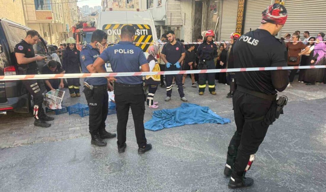 Esenyurt’ta bir servis minibüsü, sokak içerisinde anne oğula çaparak altına