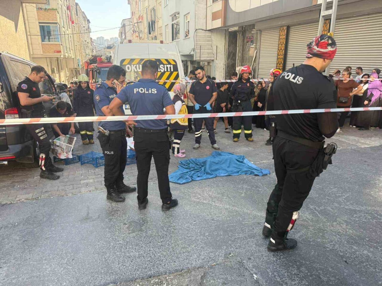 Esenyurt’ta bir servis minibüsü, sokak içerisinde anne oğula çaparak altına