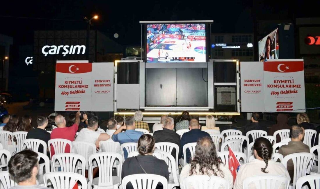 Esenyurt Cumhuriyet Meydanı’nda kurulan dev ekranda binlerce vatandaş, Türkiye-Yunanistan EuroBasket