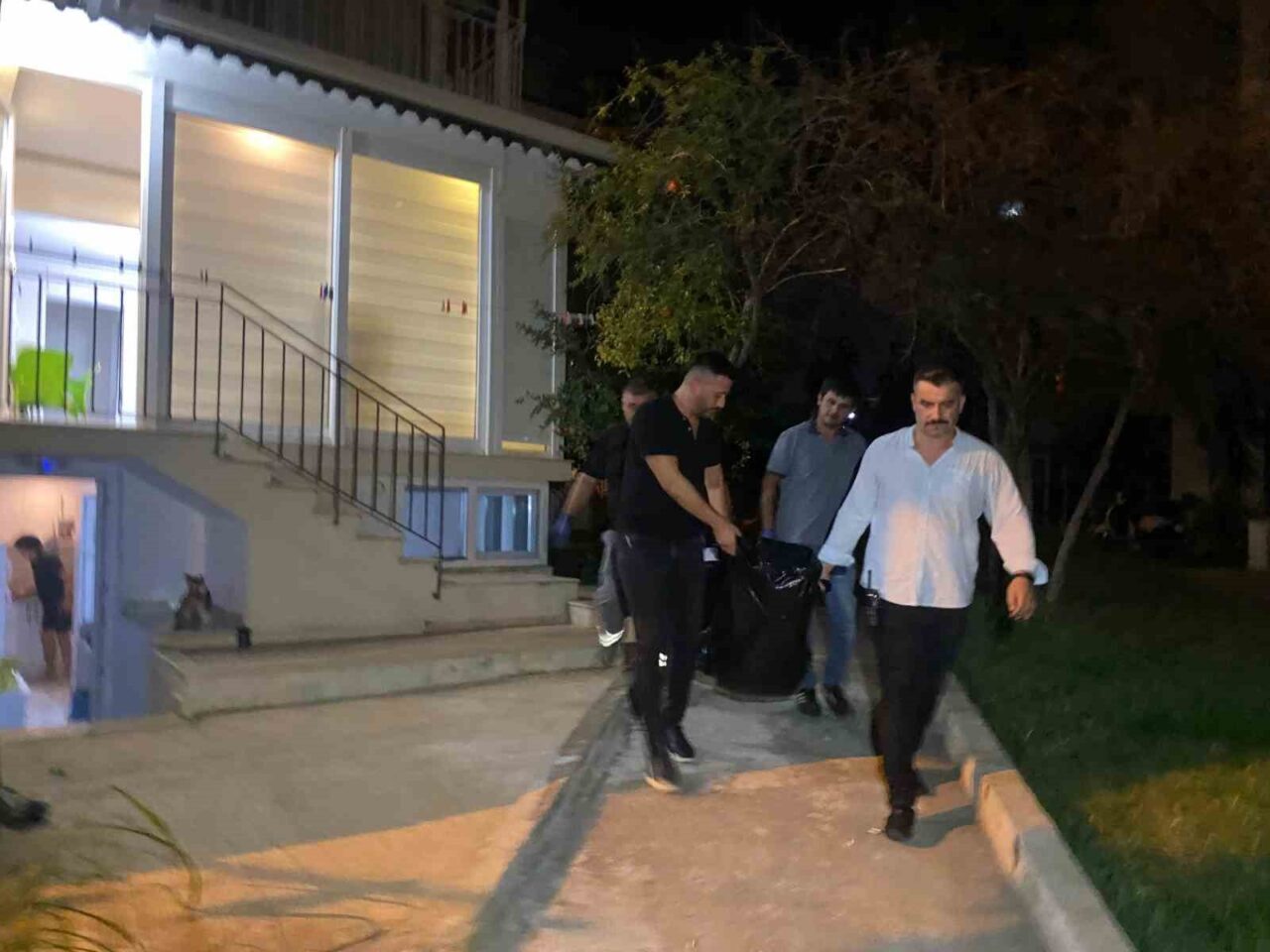 Antalya’da bir kişi, birlikte evine gittiği eski karısını eşarbıyla boğup