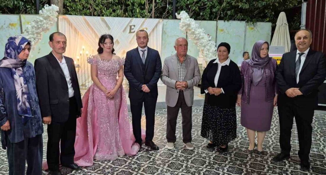 Balıkesir’in Edremit ilçesinde düzenlenen nişan töreni, siyasetten gelen sürpriz bir