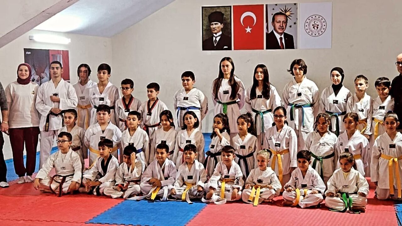 Eskişehir’de sınavda başarılı 40 taekwondo sporcusu bir üst kuşağa terfi