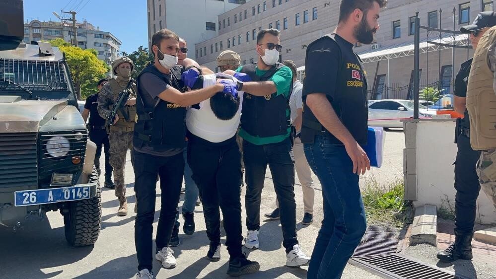 Eskişehir’de neo-nazi sembolünün bulunduğu ekipmanlar kuşanıp bir çay bahçesinde 5