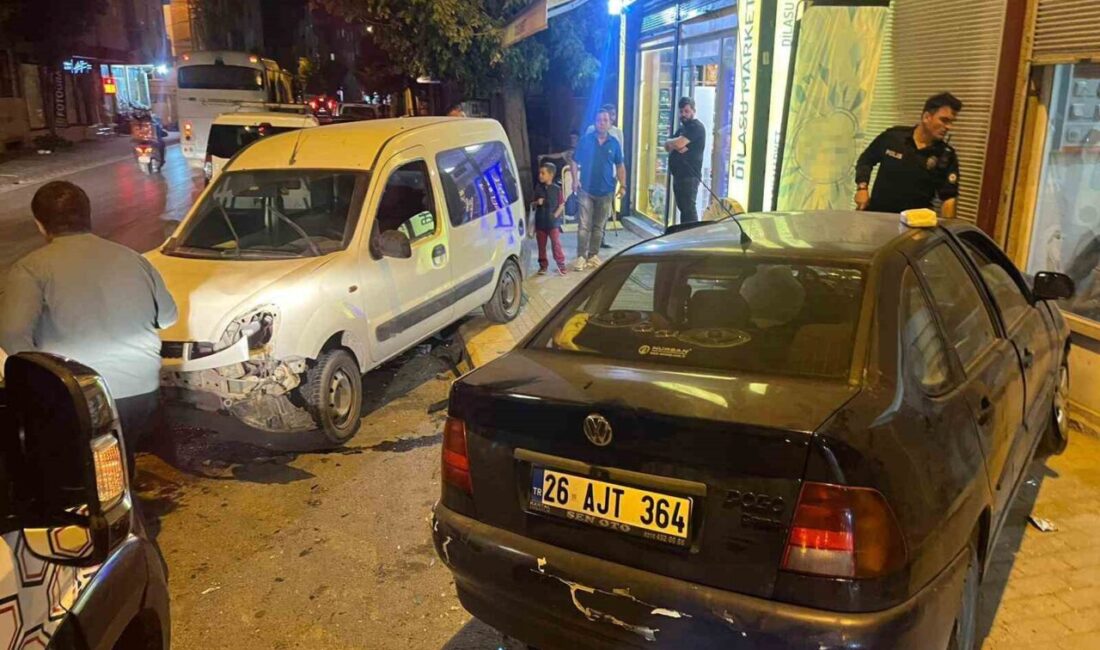 Eskişehir’de panelvan ile otomobilin çarpması sonucu savrulan 2 araçtan biri