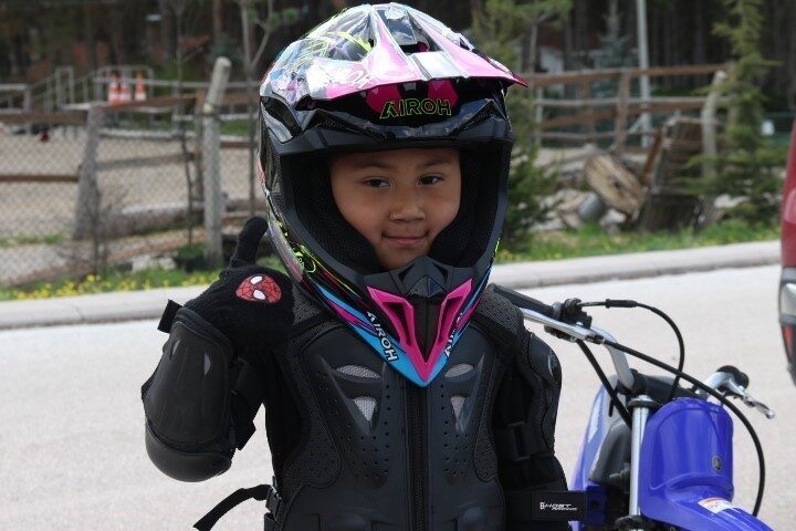 Eskişehir’de 3 yaşında olmasına rağmen motorların üstünden inmeyen Atakan Boyracı,