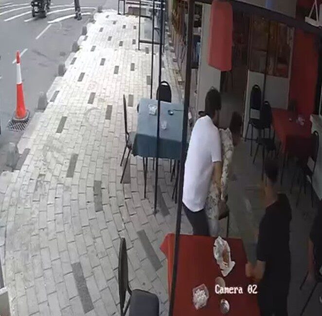 İstanbul’un Çatalca ilçesinde bir kahvehanede tost yerken boğazına sucuk takılan