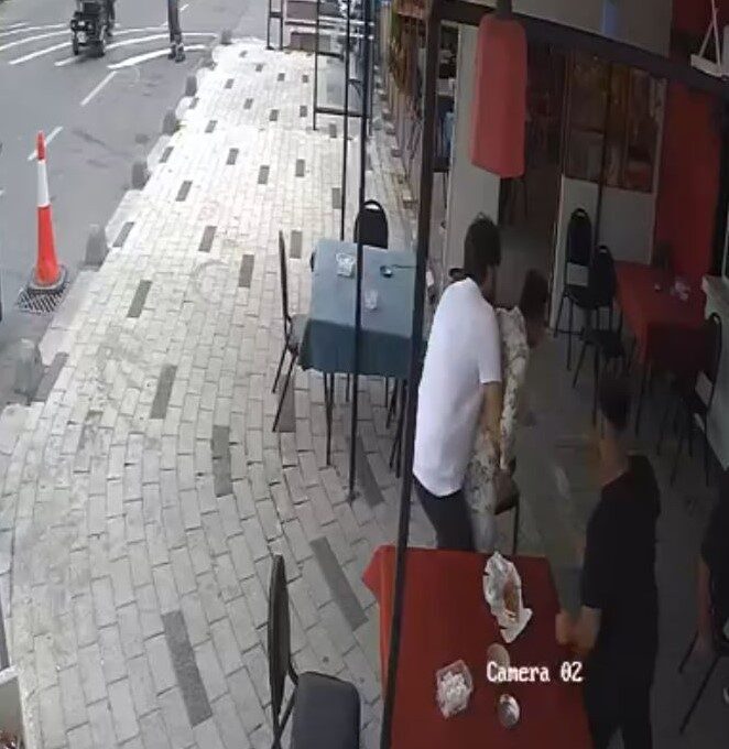 İstanbul’un Çatalca ilçesinde bir kahvehanede tost yerken boğazına sucuk takılan