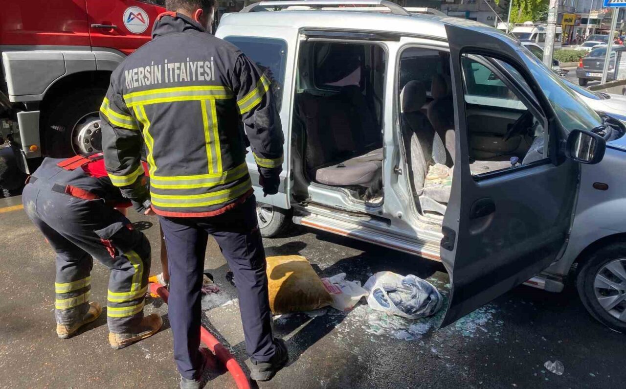 Mersin’de park halindeki araçtan dumanlar yükseldi, çevredeki bir esnafın müdahalesiyle