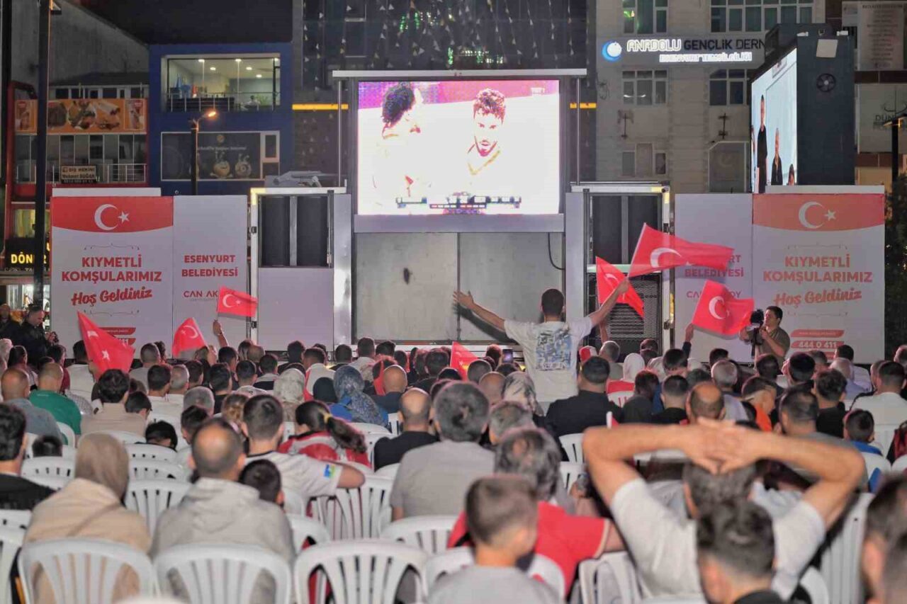 EuroBasket final heyecanı Esenyurt Cumhuriyet Meydanı’nda kurulan dev ekranda yaşandı.