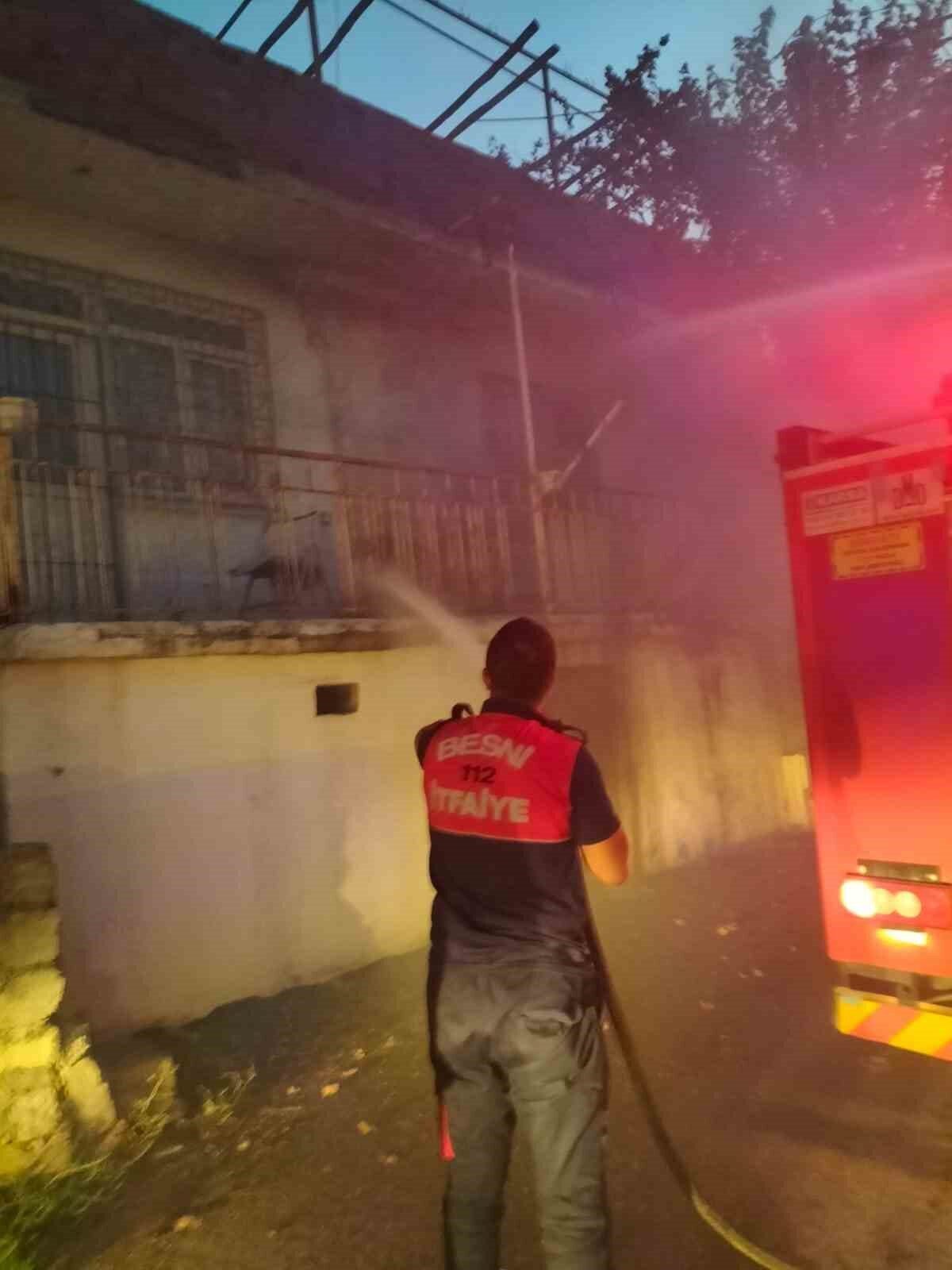 Adıyaman’ın Besni ilçesinde bir evde çıkan yangın korkuttu. Edinilen bilgilere