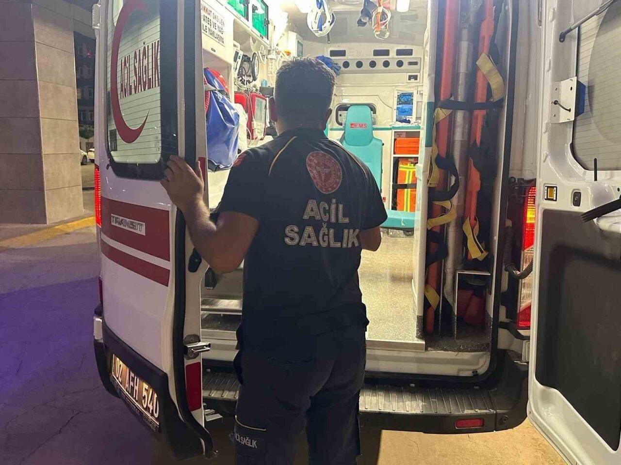 Adıyaman’da, ikamet ettikleri evinde baygın halde bulunan kız çocuğu, yaşam