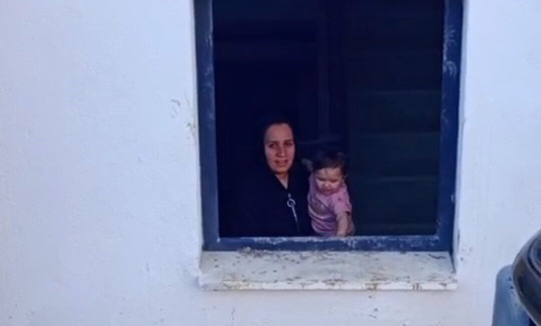 Adana’da çöp dökmek için sokağa çıkan kadının bebeği evde mahsur