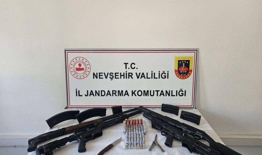 Nevşehir’de bir evde yapılan aramada çok sayıda av tüfeği, şarjör