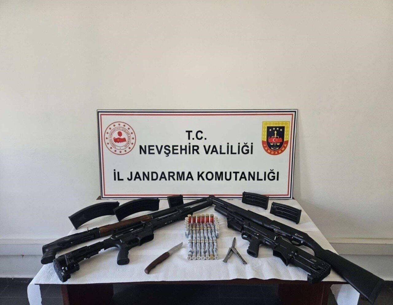 Nevşehir’de bir evde yapılan aramada çok sayıda av tüfeği, şarjör