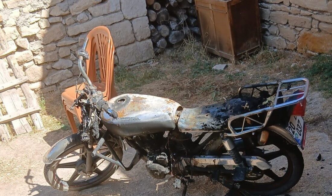 Denizli’nin Çameli ilçesi Çamlıbel Mahallesi’nde evin bahçesinde park halinde bulunan