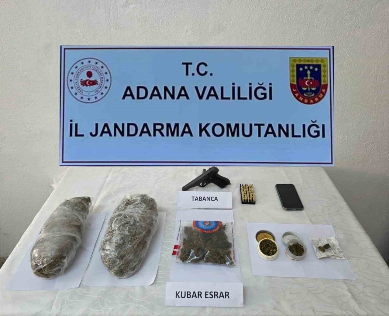 Adana’da jandarma ekipleri bir eve düzenlediği operasyonda 1 kilogram esrar