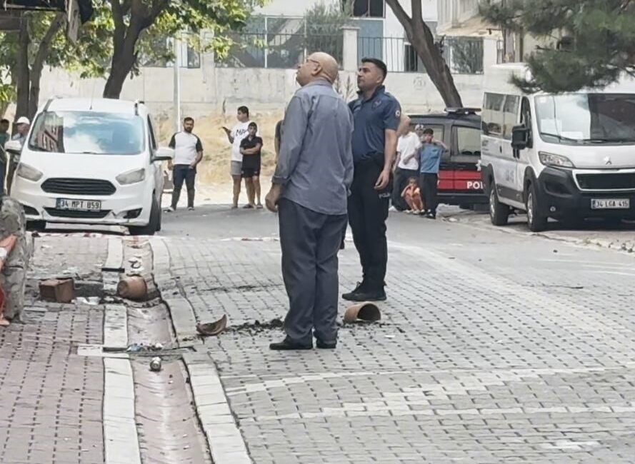 İstanbul Esenyurt’ta akli dengesi yerinde olmayan bir adam, evini ateşe