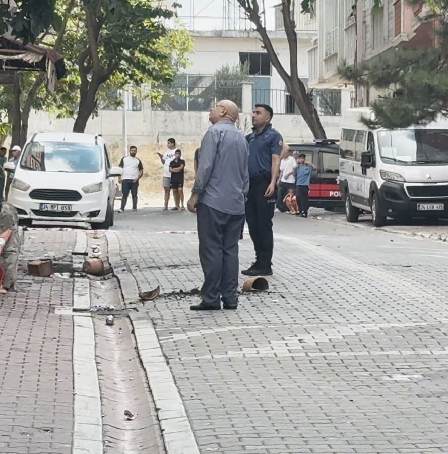 İstanbul Esenyurt’ta akli dengesi yerinde olmayan bir adam, evini ateşe