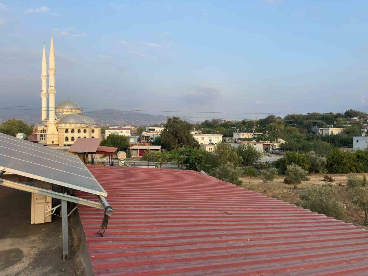 Osmaniye’nin Düziçi ilçesinde evinin damında oyun oynayan 7 yaşındaki çocuk,