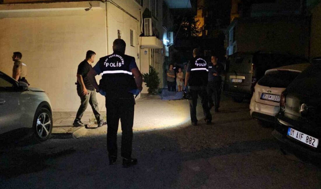 Adana’da evinin önünde silahlı saldırıya uğrayan bir kişi hayatını kaybetti.