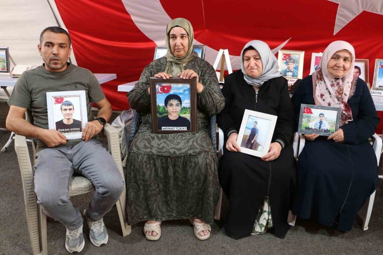 Diyarbakır’da çocukları terör örgütü PKK mensuplarınca kaçırılan ailelerin HDP il