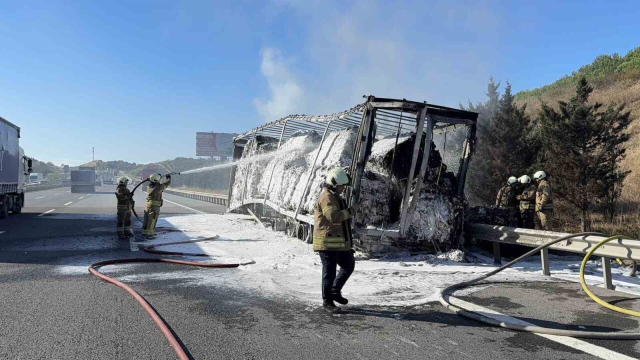 Eyüpsultan Kuzey Marmara Otoyolu’nda seyir halindeki kumaş yüklü tırın dorsesinde