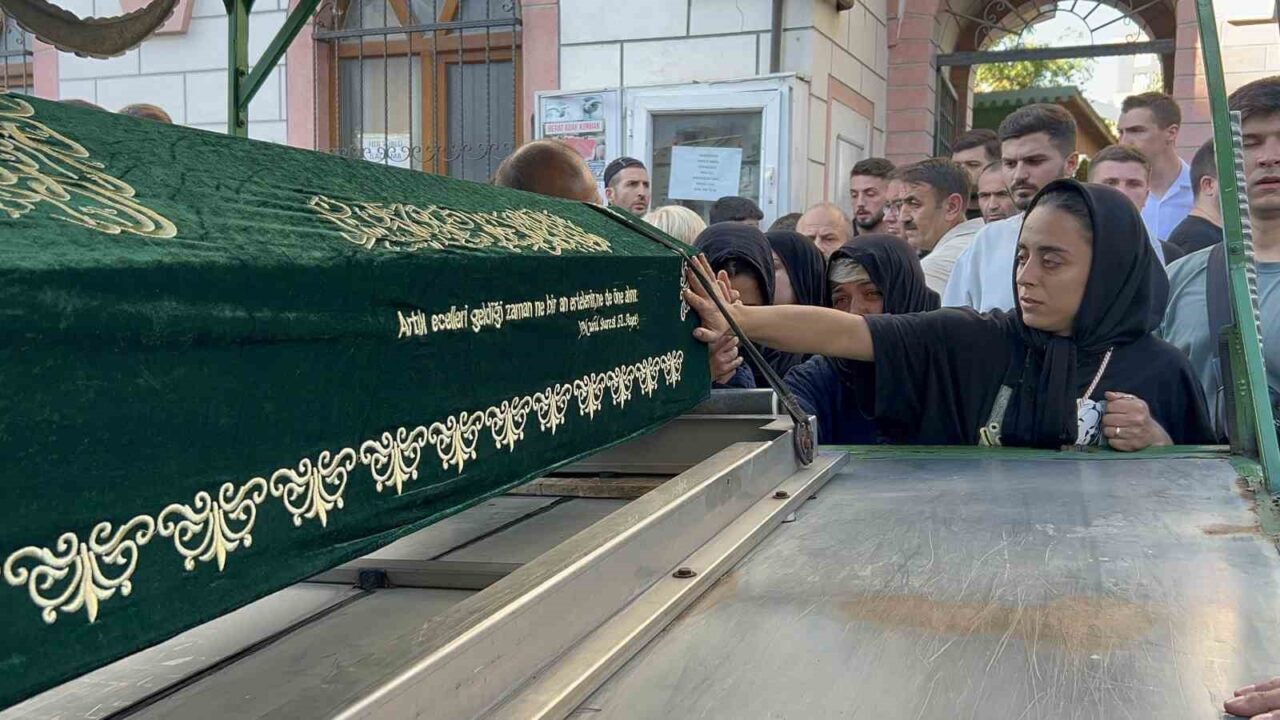 Eyüpsultan’da sokak ortasında silahla öldürülen 20 yaşındaki Mertcan Acar, gözyaşları