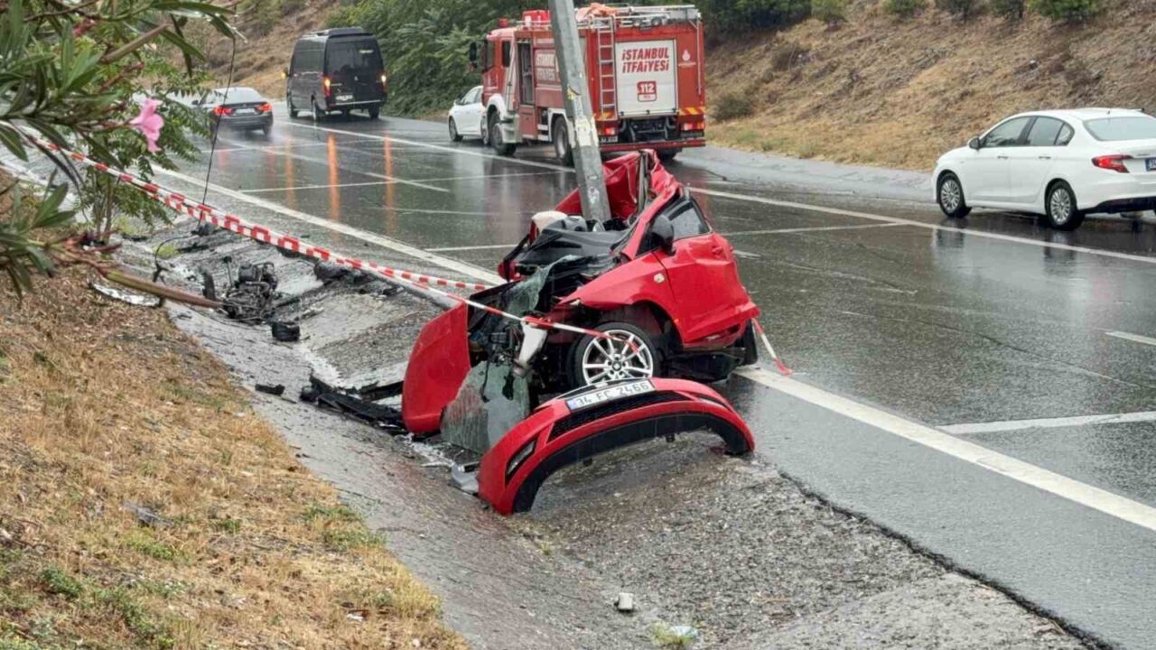 Eyüpsultan’da etkili olan sağanak yağış nedeniyle kayan yolda direksiyon hakimiyetini