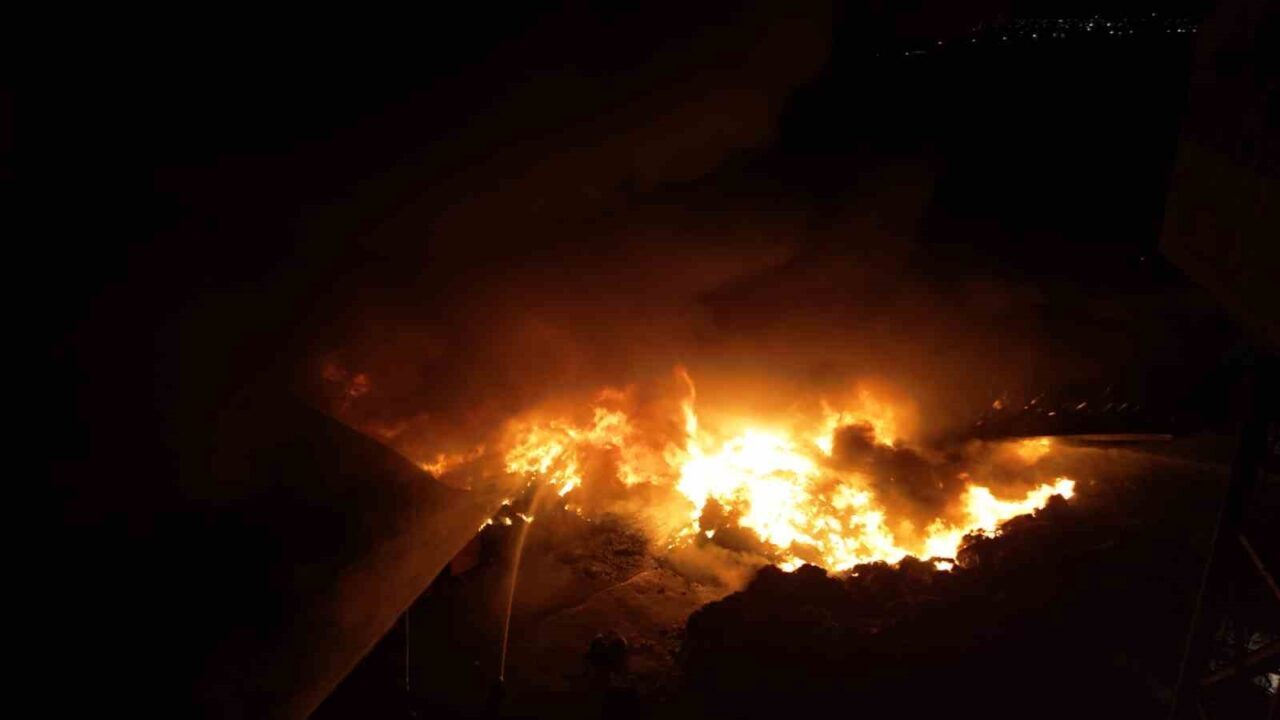 Kayseri’de bir tekstil fabrikasında çıkan yangında yangına müdahale eden 2