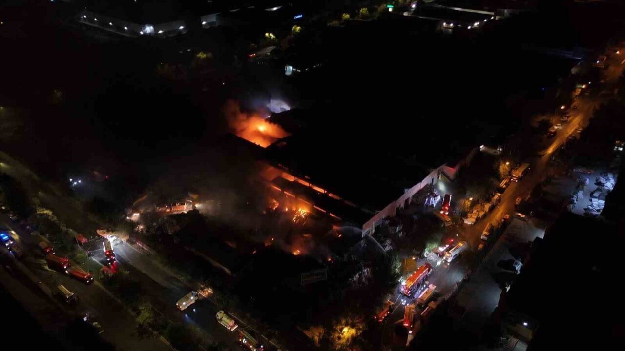 Kayseri Organize Sanayi Bölgesi’nde bir fabrikada çıkan yangında 9 saat