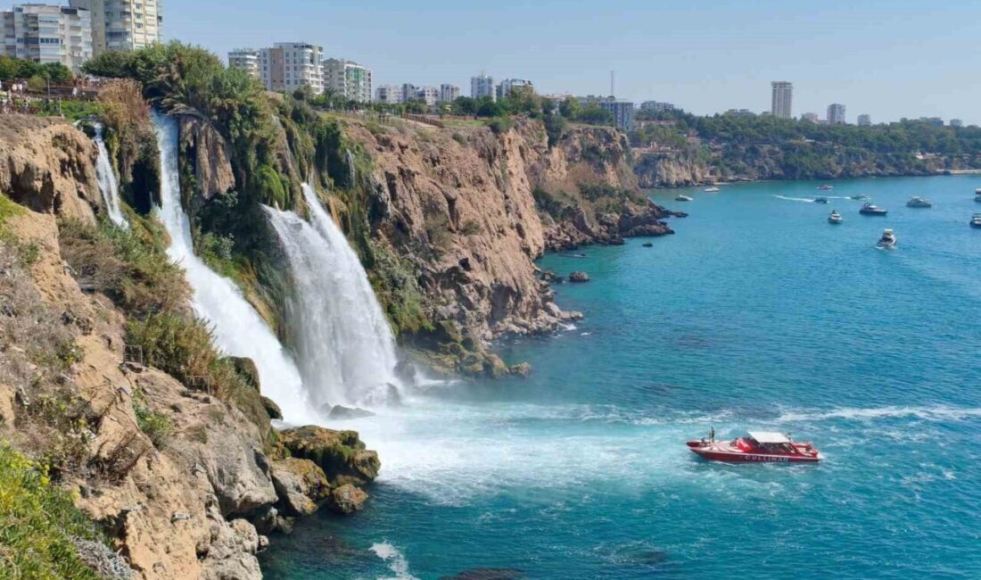 Antalya’da Düden Şelalesi’nin denize döküldüğü noktada yaklaşık 40 metrelik falezlerden
