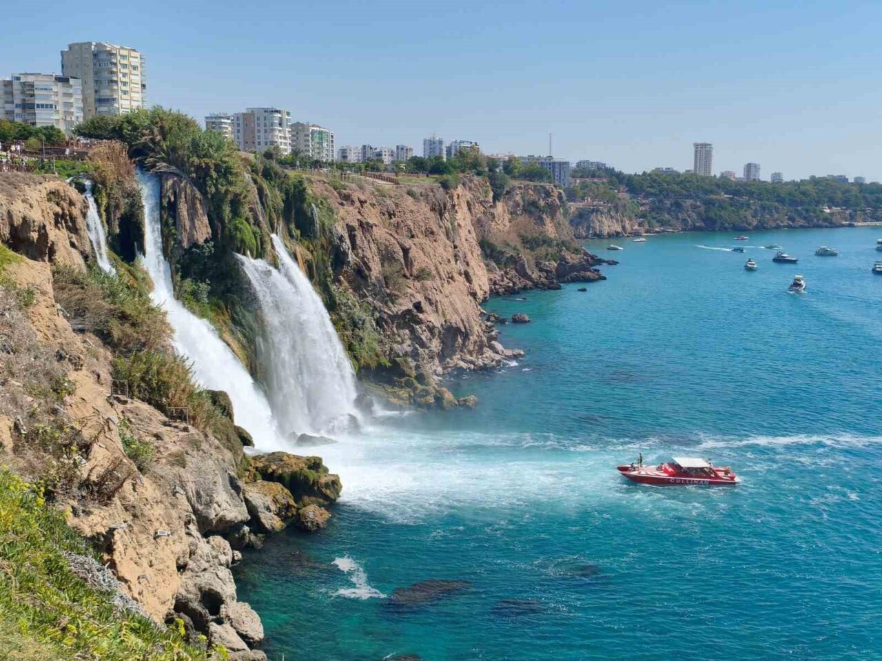 Antalya’da Düden Şelalesi’nin denize döküldüğü noktada yaklaşık 40 metrelik falezlerden