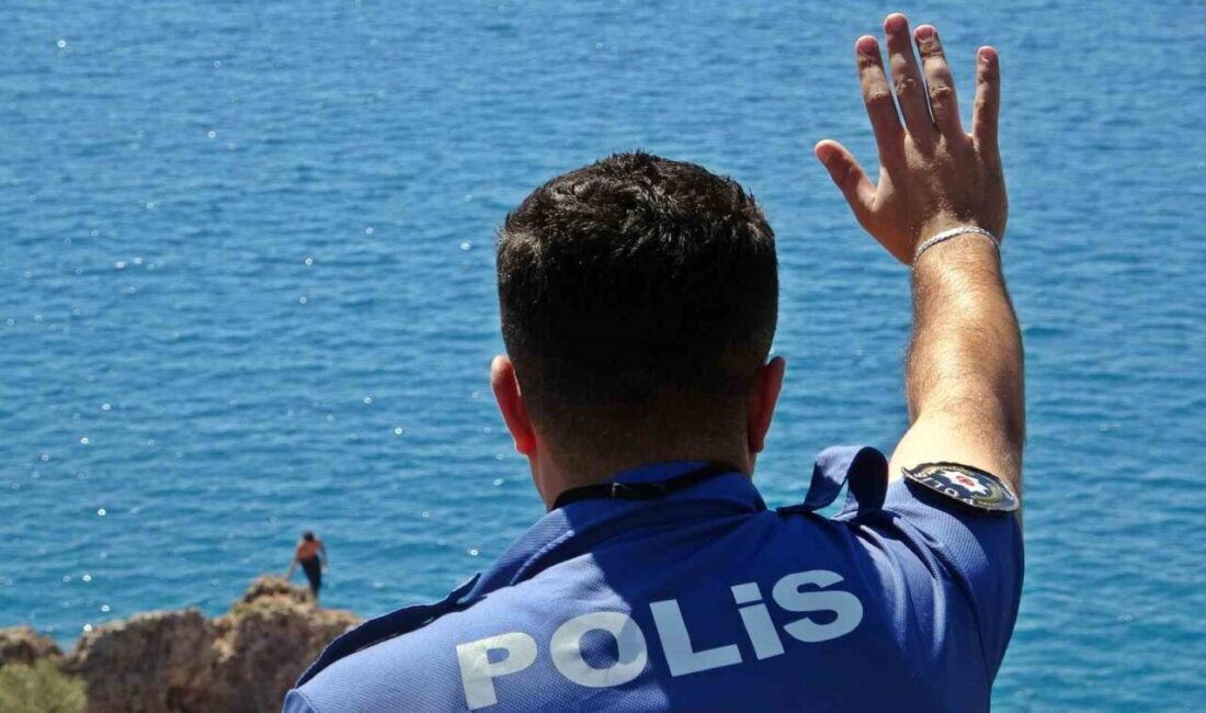Antalya’da yaklaşık 20 metre yükseklikteki falezlere çıkıp denize atlayış gerçekleştirmek