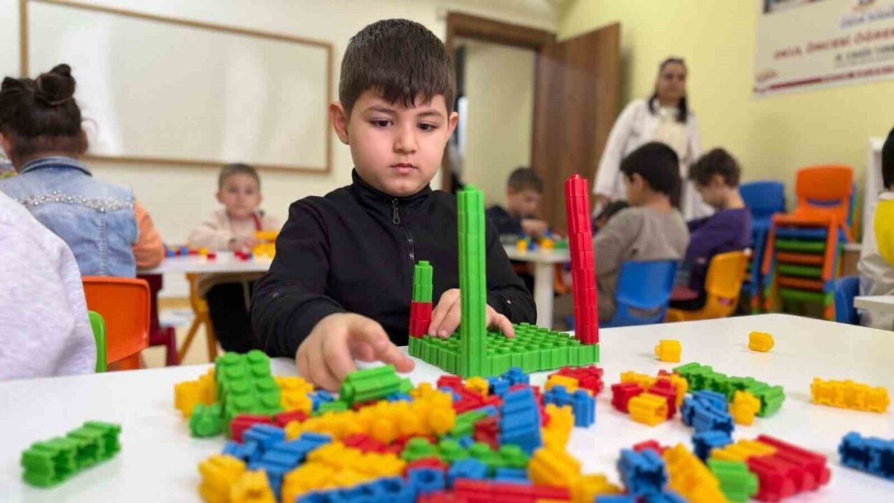 Fatih Belediyesi ve Halk Eğitim işbirliğiyle hayata geçirilen Çocuk Durakları,