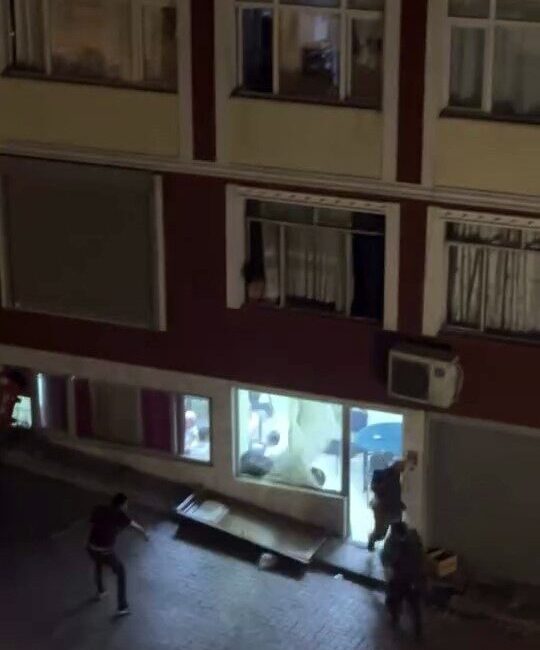 İstanbul Fatih’te bir kahvehanede çıkan tartışma dışarıya taştı. Şahıs yerden