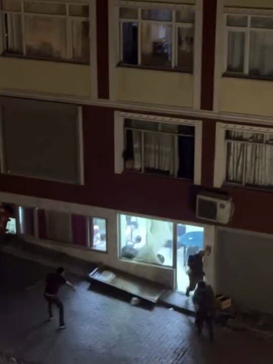 İstanbul Fatih’te bir kahvehanede çıkan tartışma dışarıya taştı. Şahıs yerden