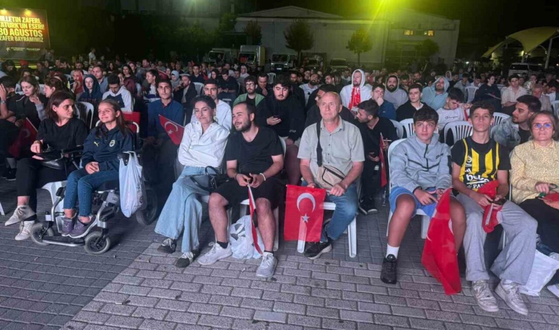 Fatih Yedikule Hisarı’nda vatandaşlar, Türkiye ile Almanya arasında oynanan Avrupa