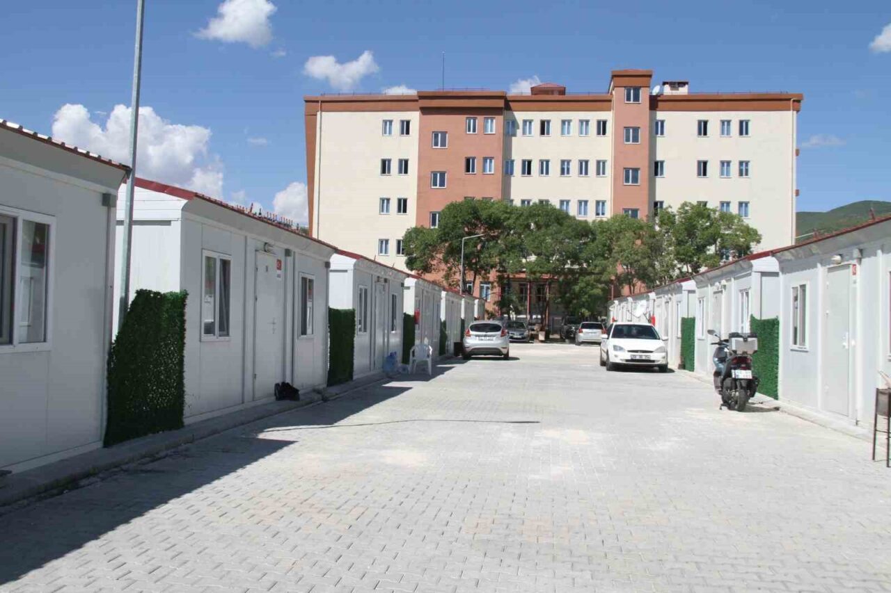 Kuzey Anadolu, Doğu Anadolu ve Nazımiye faylarının kesişim noktasında bulunan