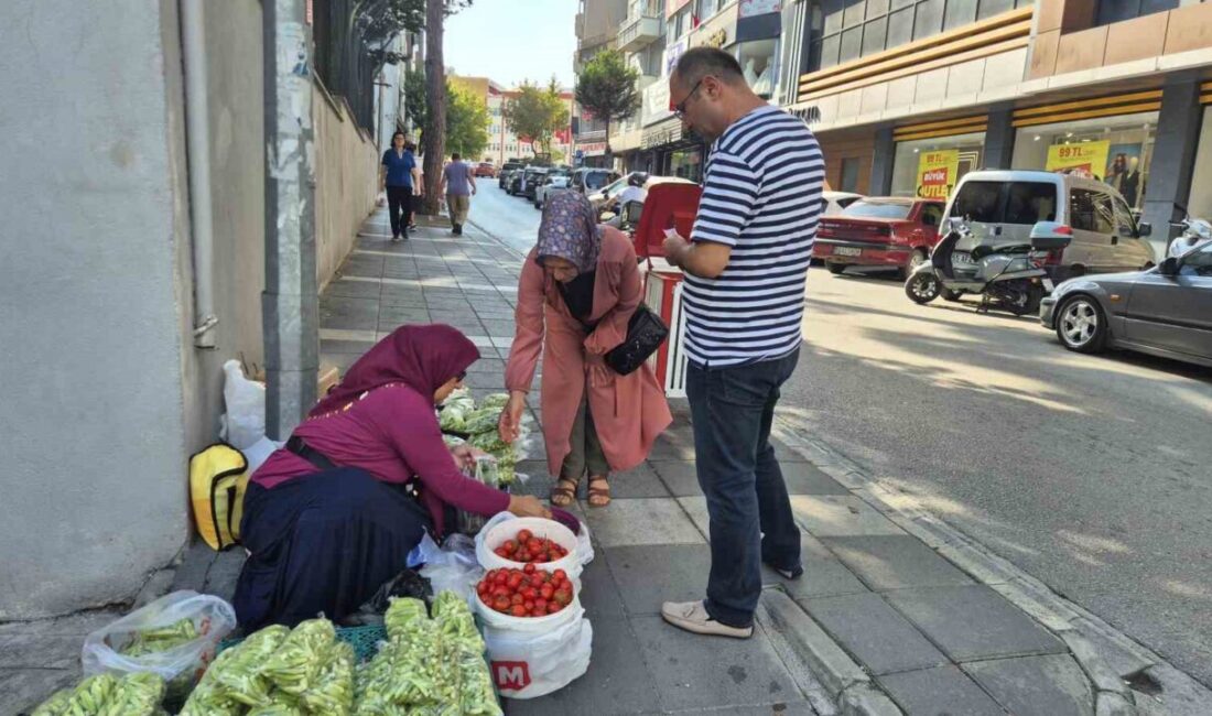 Samsun’da köylü kadınlar bahçelerinde yetiştirdikleri bamyaları şehir merkezindeki sokaklarda satarak