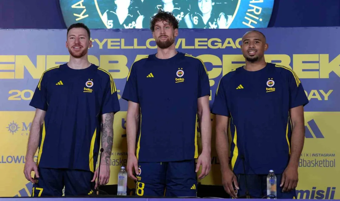 Fenerbahçe Erkek Basketbol Takımı oyuncularından Onuralp Bitim, Talen Horton-Tucker ve