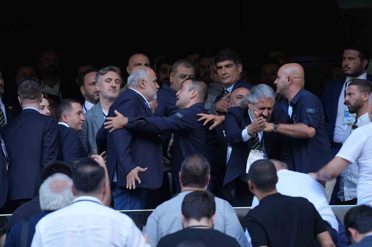 Fenerbahçe Olağanüstü Seçimli Genel Kurulu’nda gerginlik yaşandı. Fenerbahçe Olağanüstü Seçimli