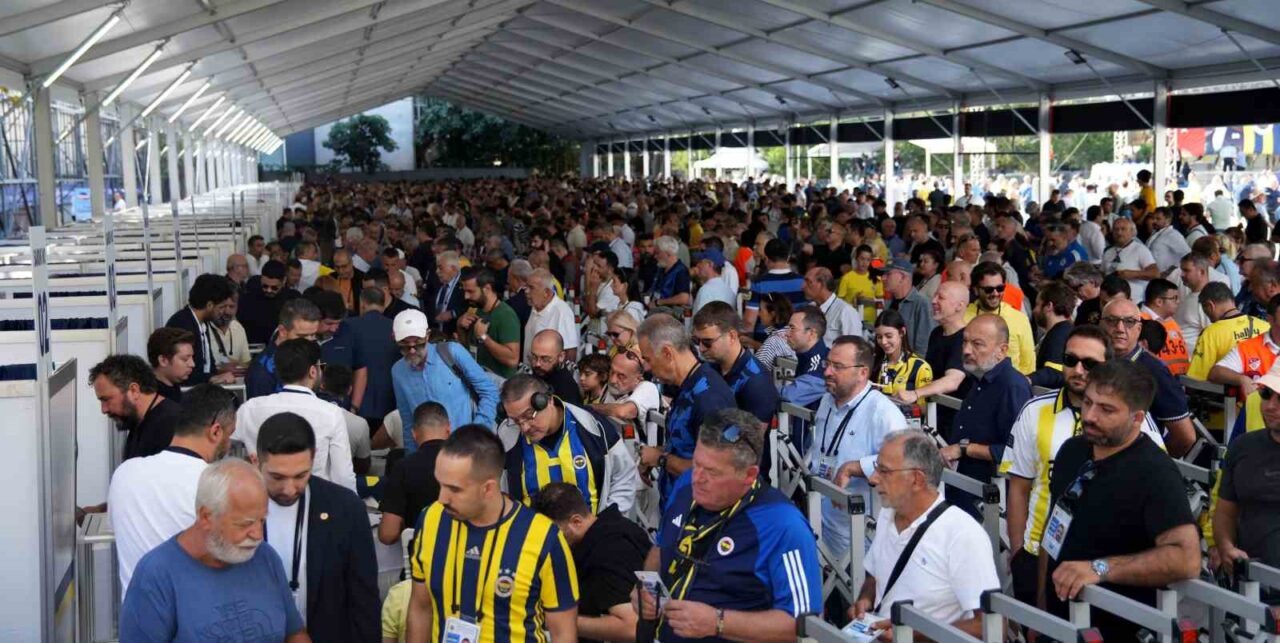 Fenerbahçe Olağanüstü Seçimli Genel Kurul Toplantısı’nın ikinci gününde oy kullanma