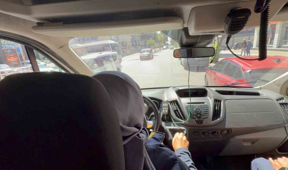 Düzce’de yoğun trafikte hasta taşıyan ambulansa sürücülerin “fermuar” yöntemiyle yol