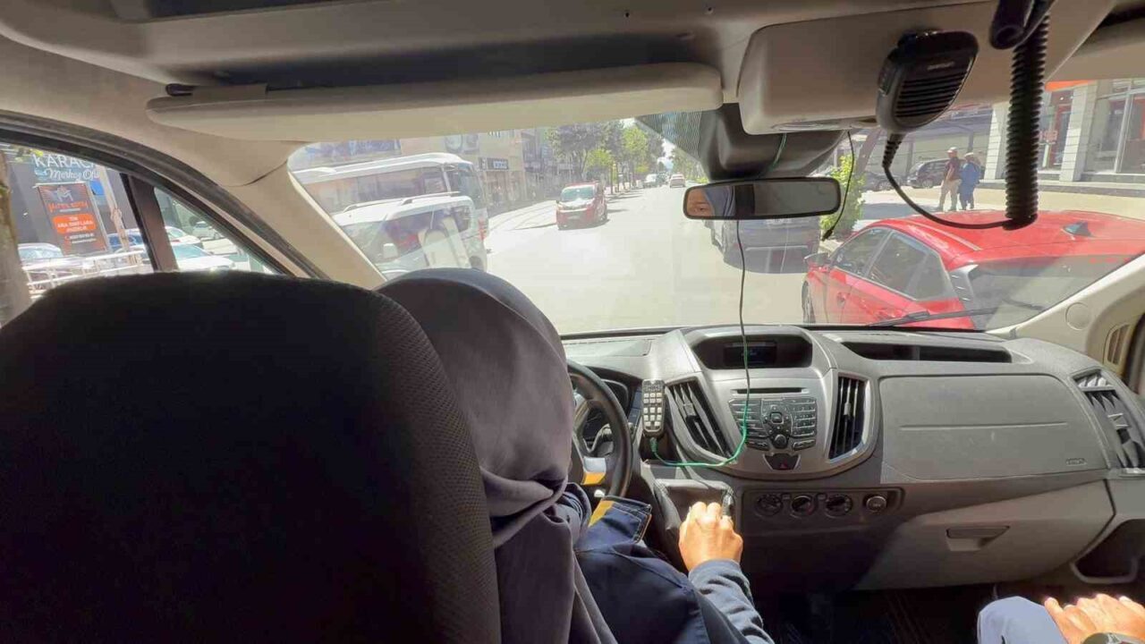 Düzce’de yoğun trafikte hasta taşıyan ambulansa sürücülerin “fermuar” yöntemiyle yol