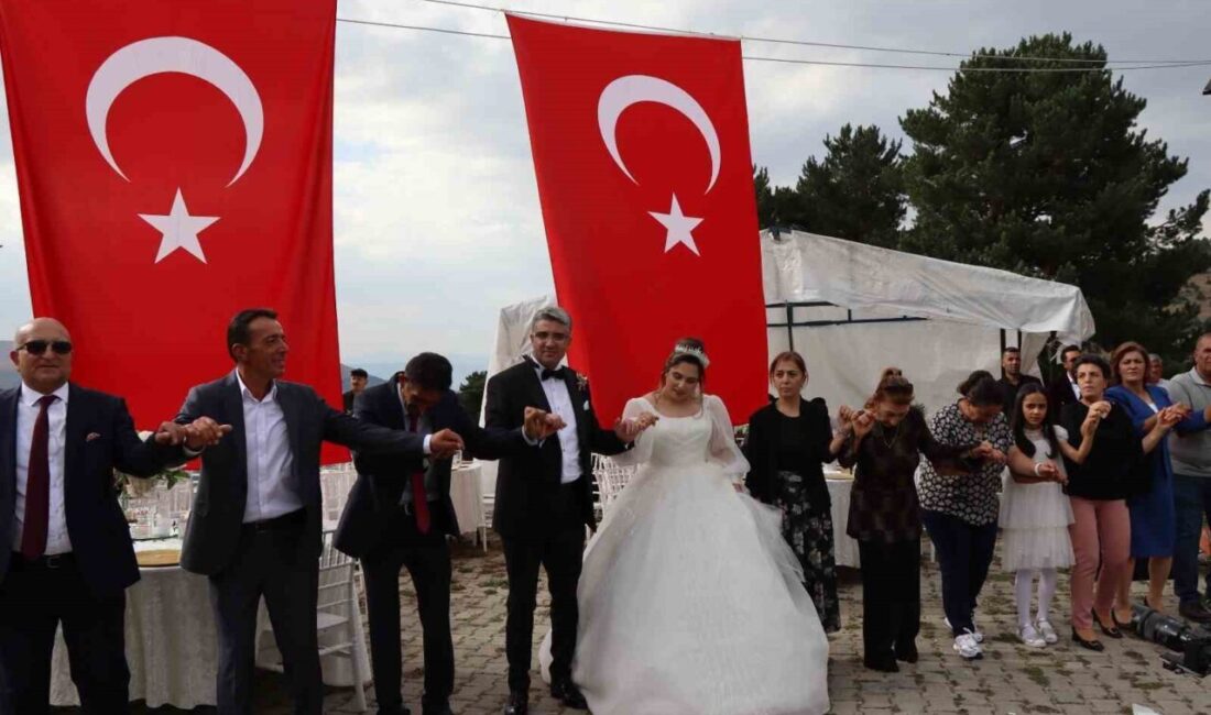 Erzurum’un Şenkaya ilçesinde düzenlenen bir düğün, adeta bir festival havasında