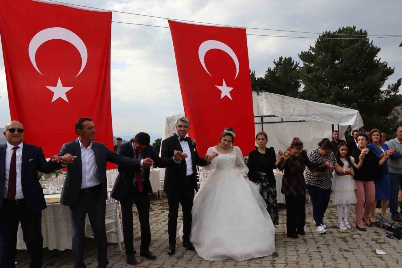 Erzurum’un Şenkaya ilçesinde düzenlenen bir düğün, adeta bir festival havasında
