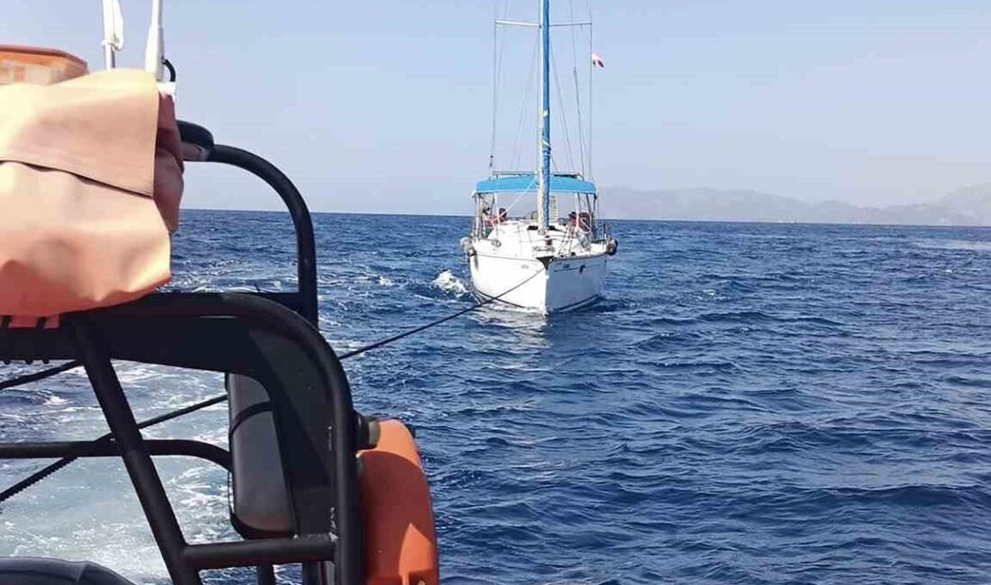 Muğla’nın Fethiye ilçesi açıklarında makine arızası nedeniyle sürüklenen yelkenli tekne